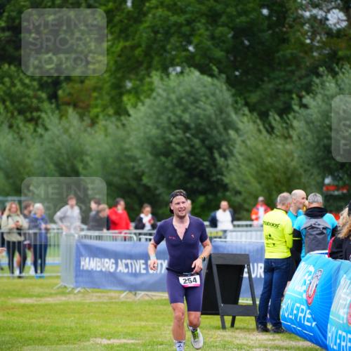 30.08.2026 - Elbe Triathlon Hamburg LAZAROV Photography http://msf.ph/oto/10049385 30.08.2026 10:35:53 Ziel 254, 366 meine-sportfotos.de