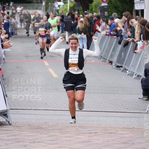 30.08.2026 - Blankeneser Heldenlauf Lena Gebhardt http://msf.ph/oto/10050289 30.08.2026 11:58:30 Ziel 2298, 2306, 2633, 2696 meine-sportfotos.de