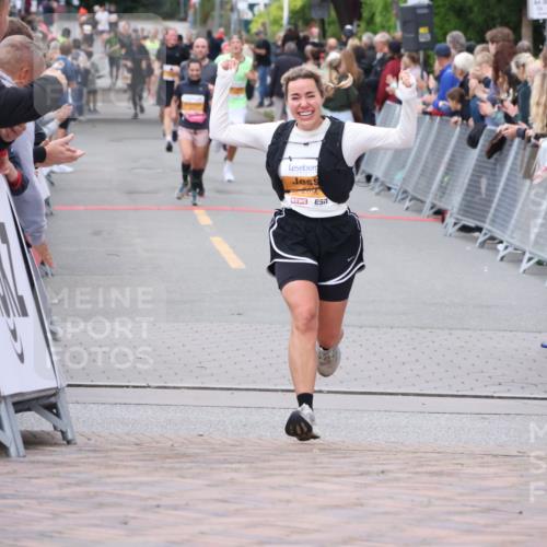 30.08.2026 - Blankeneser Heldenlauf Lena Gebhardt http://msf.ph/oto/10050298 30.08.2026 11:58:30 Ziel 2298, 2306, 2633, 2696 meine-sportfotos.de