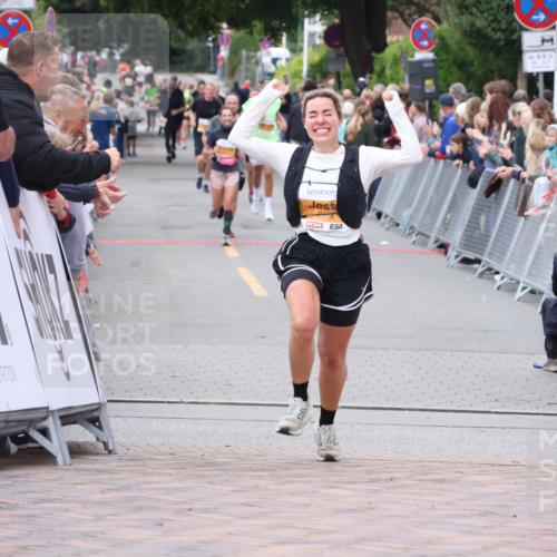 30.08.2026 - Blankeneser Heldenlauf Lena Gebhardt http://msf.ph/oto/10050307 30.08.2026 11:58:31 Ziel 2298, 2306, 2696 meine-sportfotos.de