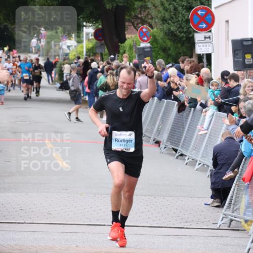 30.08.2026 - Blankeneser Heldenlauf Lena Gebhardt http://msf.ph/oto/10051195 30.08.2026 11:59:56 Ziel 2008, 2801, 4111 meine-sportfotos.de