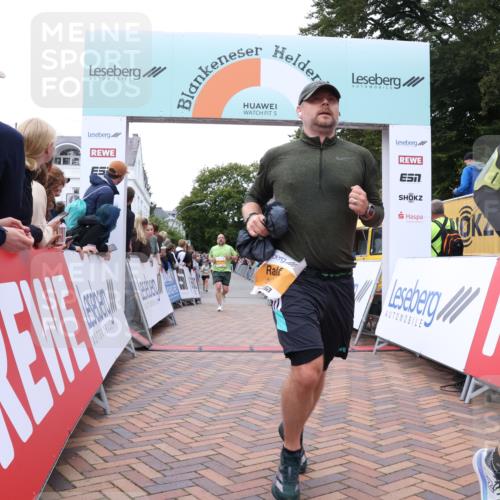 30.08.2026 - Blankeneser Heldenlauf Lena Gebhardt http://msf.ph/oto/10052555 30.08.2026 12:02:36 Ziel 2029, 2030, 2480 meine-sportfotos.de