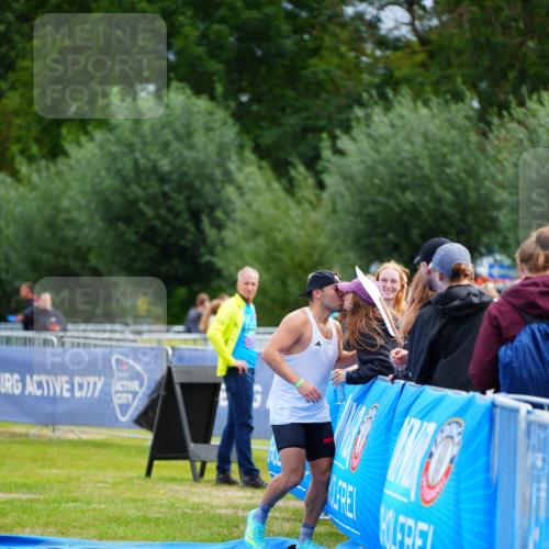 30.08.2026 - Elbe Triathlon Hamburg LAZAROV Photography http://msf.ph/oto/10052842 30.08.2026 10:47:32 Ziel 390, 464 meine-sportfotos.de
