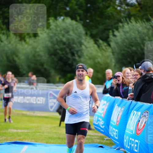 30.08.2026 - Elbe Triathlon Hamburg LAZAROV Photography http://msf.ph/oto/10052870 30.08.2026 10:47:34 Ziel 390, 464 meine-sportfotos.de
