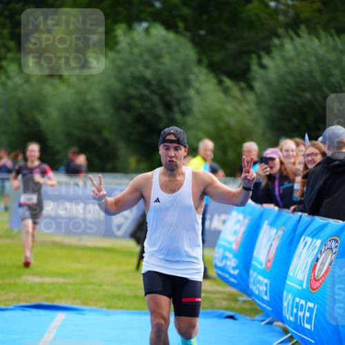 30.08.2026 - Elbe Triathlon Hamburg LAZAROV Photography http://msf.ph/oto/10052875 30.08.2026 10:47:34 Ziel 390, 464 meine-sportfotos.de