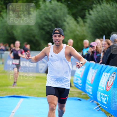 30.08.2026 - Elbe Triathlon Hamburg LAZAROV Photography http://msf.ph/oto/10052887 30.08.2026 10:47:35 Ziel 390, 464 meine-sportfotos.de
