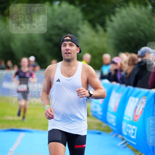 30.08.2026 - Elbe Triathlon Hamburg LAZAROV Photography http://msf.ph/oto/10052896 30.08.2026 10:47:35 Ziel 390, 464 meine-sportfotos.de