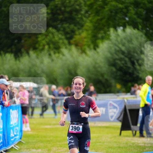 30.08.2026 - Elbe Triathlon Hamburg LAZAROV Photography http://msf.ph/oto/10052908 30.08.2026 10:47:38 Ziel 390, 464 meine-sportfotos.de