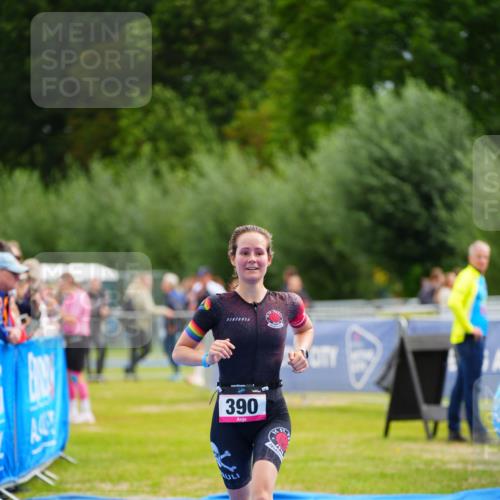 30.08.2026 - Elbe Triathlon Hamburg LAZAROV Photography http://msf.ph/oto/10052911 30.08.2026 10:47:39 Ziel 390 meine-sportfotos.de
