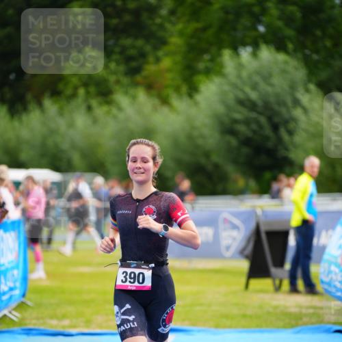 30.08.2026 - Elbe Triathlon Hamburg LAZAROV Photography http://msf.ph/oto/10052920 30.08.2026 10:47:39 Ziel 390 meine-sportfotos.de