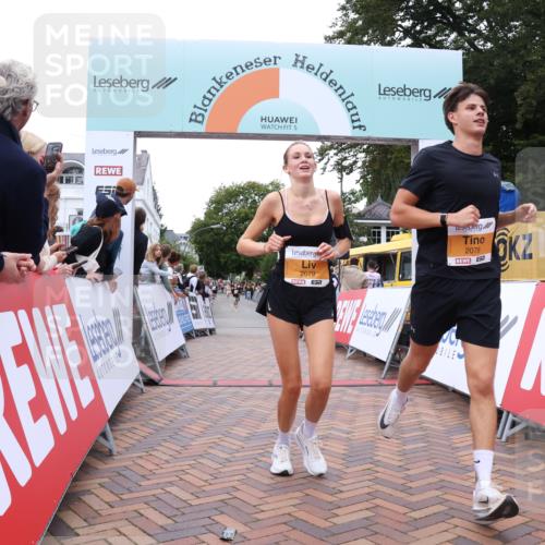 30.08.2026 - Blankeneser Heldenlauf Lena Gebhardt http://msf.ph/oto/10052967 30.08.2026 12:03:19 Ziel 2078, 2079 meine-sportfotos.de