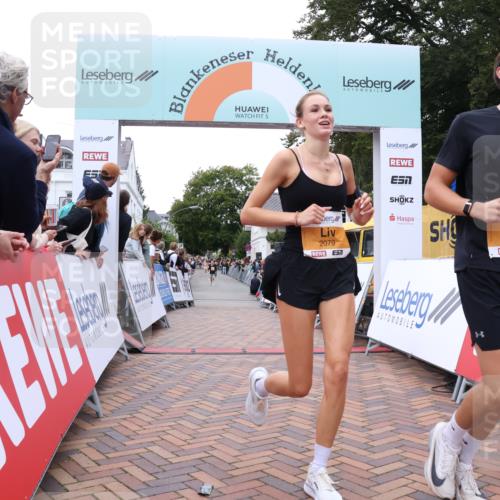 30.08.2026 - Blankeneser Heldenlauf Lena Gebhardt http://msf.ph/oto/10052976 30.08.2026 12:03:19 Ziel 2078, 2079 meine-sportfotos.de