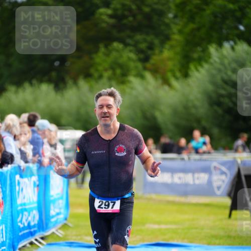 30.08.2026 - Elbe Triathlon Hamburg LAZAROV Photography http://msf.ph/oto/10052987 30.08.2026 10:47:56 Ziel 297 meine-sportfotos.de