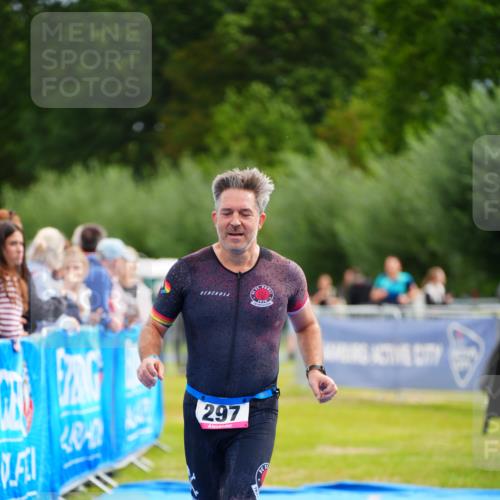 30.08.2026 - Elbe Triathlon Hamburg LAZAROV Photography http://msf.ph/oto/10052990 30.08.2026 10:47:56 Ziel 297 meine-sportfotos.de
