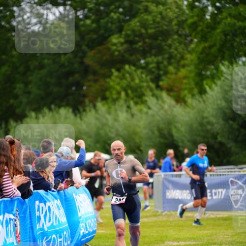 30.08.2026 - Elbe Triathlon Hamburg LAZAROV Photography http://msf.ph/oto/10053197 30.08.2026 10:49:20 Ziel 249 meine-sportfotos.de