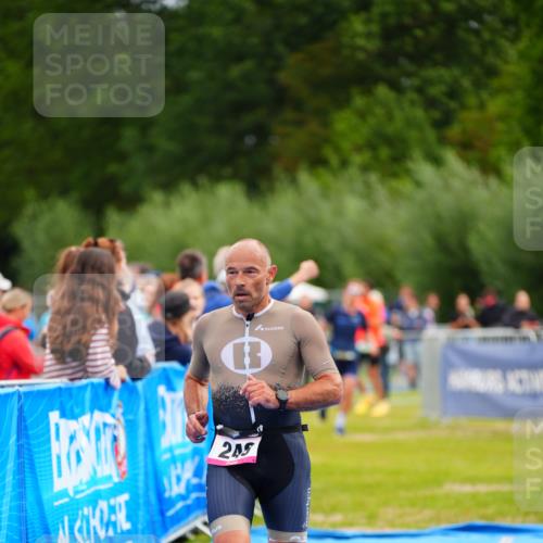 30.08.2026 - Elbe Triathlon Hamburg LAZAROV Photography http://msf.ph/oto/10053222 30.08.2026 10:49:22 Ziel 249 meine-sportfotos.de