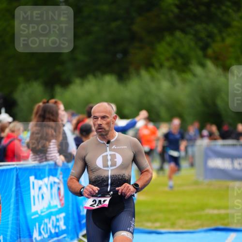 30.08.2026 - Elbe Triathlon Hamburg LAZAROV Photography http://msf.ph/oto/10053226 30.08.2026 10:49:23 Ziel 249 meine-sportfotos.de