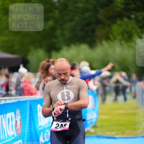 30.08.2026 - Elbe Triathlon Hamburg LAZAROV Photography http://msf.ph/oto/10053238 30.08.2026 10:49:23 Ziel 249 meine-sportfotos.de