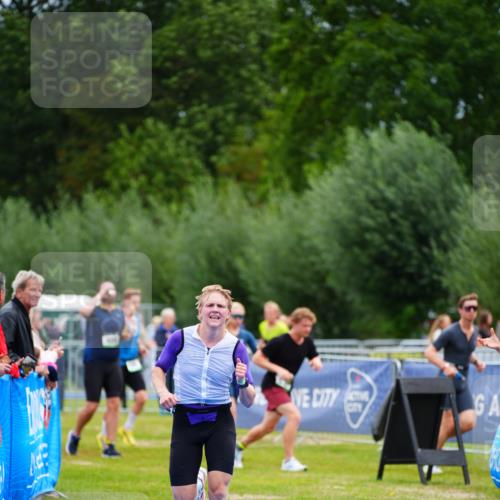 30.08.2026 - Elbe Triathlon Hamburg LAZAROV Photography http://msf.ph/oto/10053254 30.08.2026 10:50:19 Ziel 421 meine-sportfotos.de