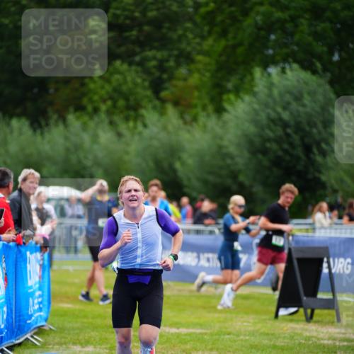 30.08.2026 - Elbe Triathlon Hamburg LAZAROV Photography http://msf.ph/oto/10053258 30.08.2026 10:50:19 Ziel 421 meine-sportfotos.de