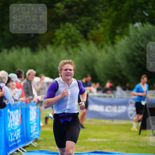 30.08.2026 - Elbe Triathlon Hamburg LAZAROV Photography http://msf.ph/oto/10053267 30.08.2026 10:50:20 Ziel 421 meine-sportfotos.de