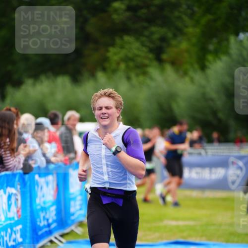 30.08.2026 - Elbe Triathlon Hamburg LAZAROV Photography http://msf.ph/oto/10053276 30.08.2026 10:50:20 Ziel 421 meine-sportfotos.de
