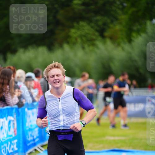 30.08.2026 - Elbe Triathlon Hamburg LAZAROV Photography http://msf.ph/oto/10053280 30.08.2026 10:50:21 Ziel 421 meine-sportfotos.de