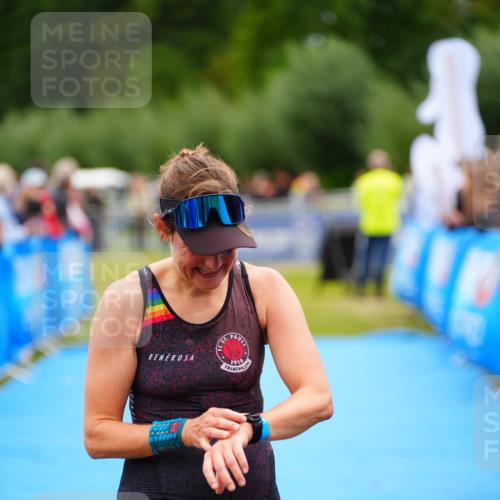 30.08.2026 - Elbe Triathlon Hamburg LAZAROV Photography http://msf.ph/oto/10053626 30.08.2026 10:51:47 Ziel 392, 423 meine-sportfotos.de