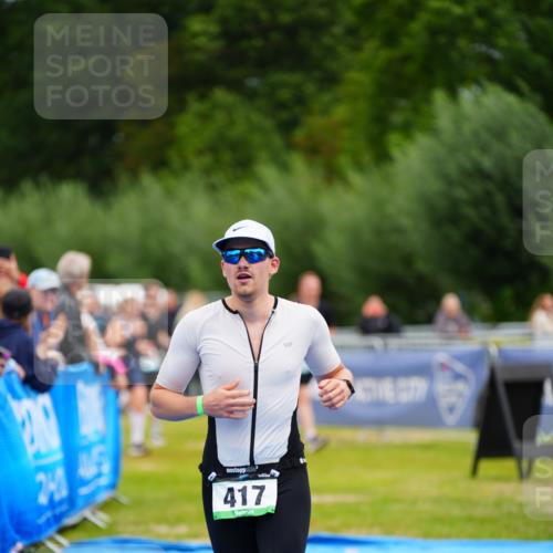 30.08.2026 - Elbe Triathlon Hamburg LAZAROV Photography http://msf.ph/oto/10053787 30.08.2026 10:52:18 Ziel 417 meine-sportfotos.de
