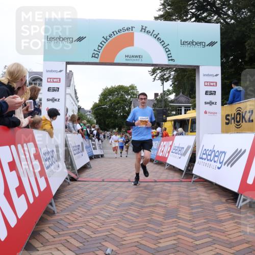 30.08.2026 - Blankeneser Heldenlauf Lena Gebhardt http://msf.ph/oto/10054090 30.08.2026 12:05:34 Ziel 2090, 2428, 2951 meine-sportfotos.de