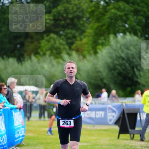30.08.2026 - Elbe Triathlon Hamburg LAZAROV Photography http://msf.ph/oto/10054138 30.08.2026 10:53:48 Ziel 263 meine-sportfotos.de