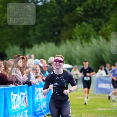 30.08.2026 - Elbe Triathlon Hamburg LAZAROV Photography http://msf.ph/oto/10054169 30.08.2026 10:54:01 Ziel 381, 481 meine-sportfotos.de