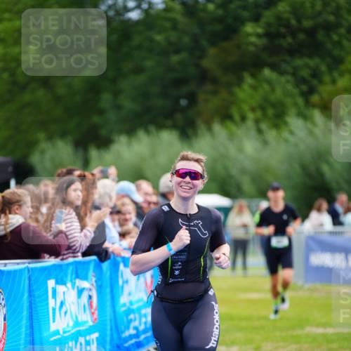30.08.2026 - Elbe Triathlon Hamburg LAZAROV Photography http://msf.ph/oto/10054172 30.08.2026 10:54:01 Ziel 381, 481 meine-sportfotos.de