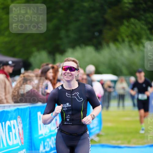 30.08.2026 - Elbe Triathlon Hamburg LAZAROV Photography http://msf.ph/oto/10054186 30.08.2026 10:54:02 Ziel 381, 481 meine-sportfotos.de