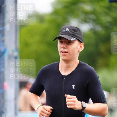 30.08.2026 - Elbe Triathlon Hamburg LAZAROV Photography http://msf.ph/oto/10054237 30.08.2026 10:54:08 Ziel 481 meine-sportfotos.de