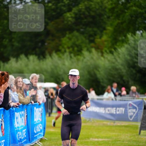30.08.2026 - Elbe Triathlon Hamburg LAZAROV Photography http://msf.ph/oto/10054351 30.08.2026 10:55:06 Ziel 397 meine-sportfotos.de