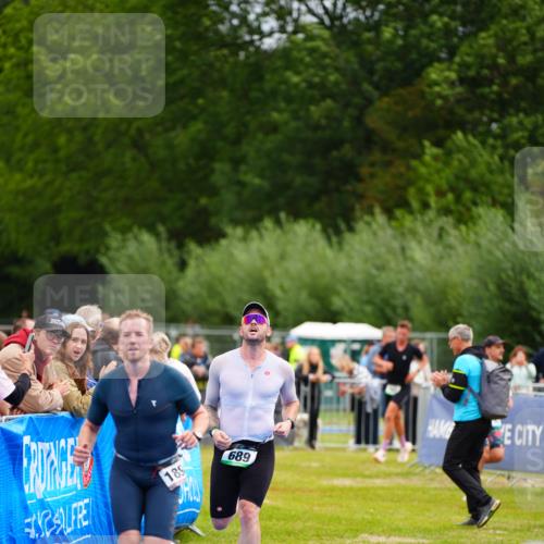30.08.2026 - Elbe Triathlon Hamburg LAZAROV Photography http://msf.ph/oto/10054571 30.08.2026 10:56:44 Ziel 550, 689, 1894 meine-sportfotos.de