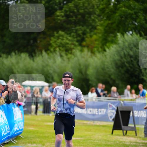 30.08.2026 - Elbe Triathlon Hamburg LAZAROV Photography http://msf.ph/oto/10054600 30.08.2026 10:57:04 Ziel 430 meine-sportfotos.de
