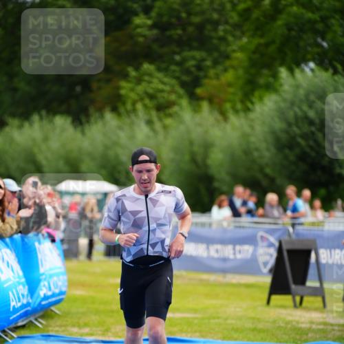 30.08.2026 - Elbe Triathlon Hamburg LAZAROV Photography http://msf.ph/oto/10054606 30.08.2026 10:57:05 Ziel 430 meine-sportfotos.de