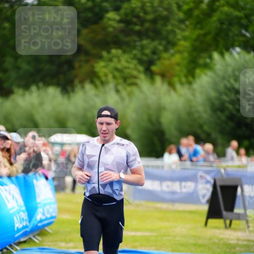 30.08.2026 - Elbe Triathlon Hamburg LAZAROV Photography http://msf.ph/oto/10054612 30.08.2026 10:57:05 Ziel 430 meine-sportfotos.de