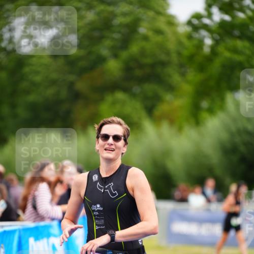 30.08.2026 - Elbe Triathlon Hamburg LAZAROV Photography http://msf.ph/oto/10054628 30.08.2026 10:57:21 Ziel 386 meine-sportfotos.de