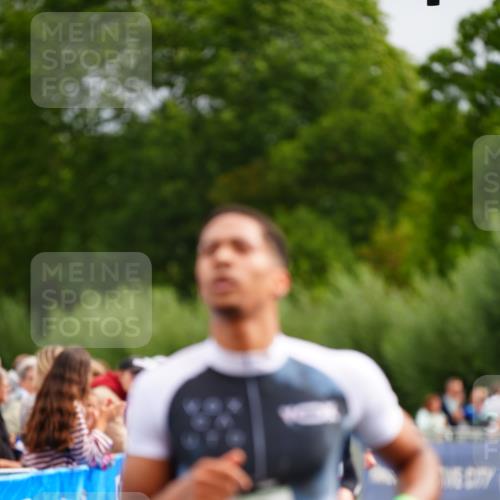 30.08.2026 - Elbe Triathlon Hamburg LAZAROV Photography http://msf.ph/oto/10054819 30.08.2026 10:59:24 Ziel 331, 418, 467 meine-sportfotos.de