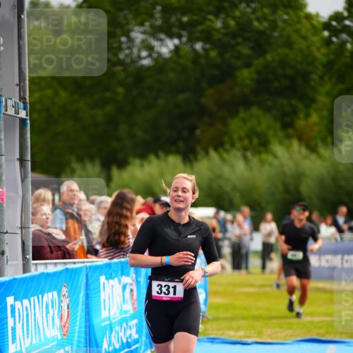 30.08.2026 - Elbe Triathlon Hamburg LAZAROV Photography http://msf.ph/oto/10054830 30.08.2026 10:59:26 Ziel 331, 418, 467 meine-sportfotos.de