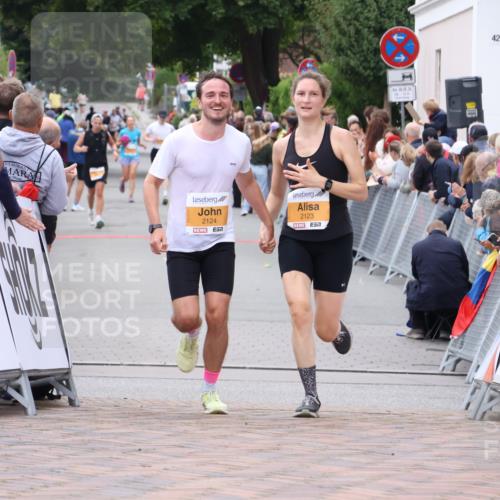 30.08.2026 - Blankeneser Heldenlauf Lena Gebhardt http://msf.ph/oto/10054878 30.08.2026 12:07:08 Ziel 2123, 2124 meine-sportfotos.de
