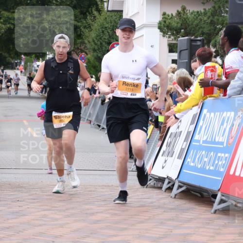 30.08.2026 - Blankeneser Heldenlauf Lena Gebhardt http://msf.ph/oto/10054921 30.08.2026 12:07:19 Ziel 2123, 2124, 2715, 2857 meine-sportfotos.de