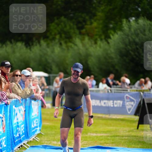 30.08.2026 - Elbe Triathlon Hamburg LAZAROV Photography http://msf.ph/oto/10054946 30.08.2026 11:00:04 Ziel 499 meine-sportfotos.de