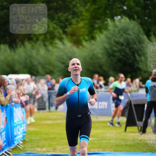 30.08.2026 - Elbe Triathlon Hamburg LAZAROV Photography http://msf.ph/oto/10055115 30.08.2026 11:01:07 Ziel 261, 264, 987 meine-sportfotos.de
