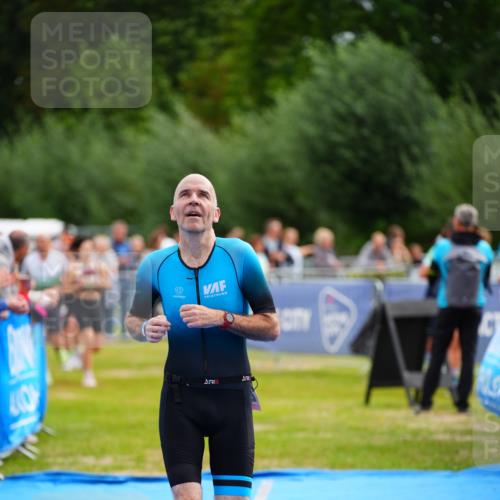 30.08.2026 - Elbe Triathlon Hamburg LAZAROV Photography http://msf.ph/oto/10055119 30.08.2026 11:01:08 Ziel 261, 264, 987 meine-sportfotos.de