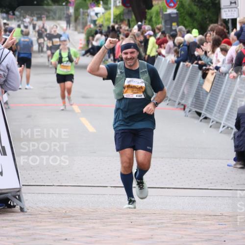 30.08.2026 - Blankeneser Heldenlauf Lena Gebhardt http://msf.ph/oto/10055256 30.08.2026 12:08:17 Ziel 2037 meine-sportfotos.de