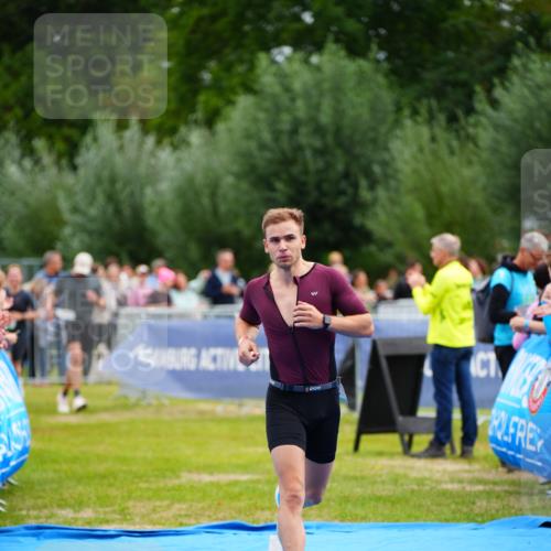 30.08.2026 - Elbe Triathlon Hamburg LAZAROV Photography http://msf.ph/oto/10055341 30.08.2026 11:02:50 Ziel 525 meine-sportfotos.de